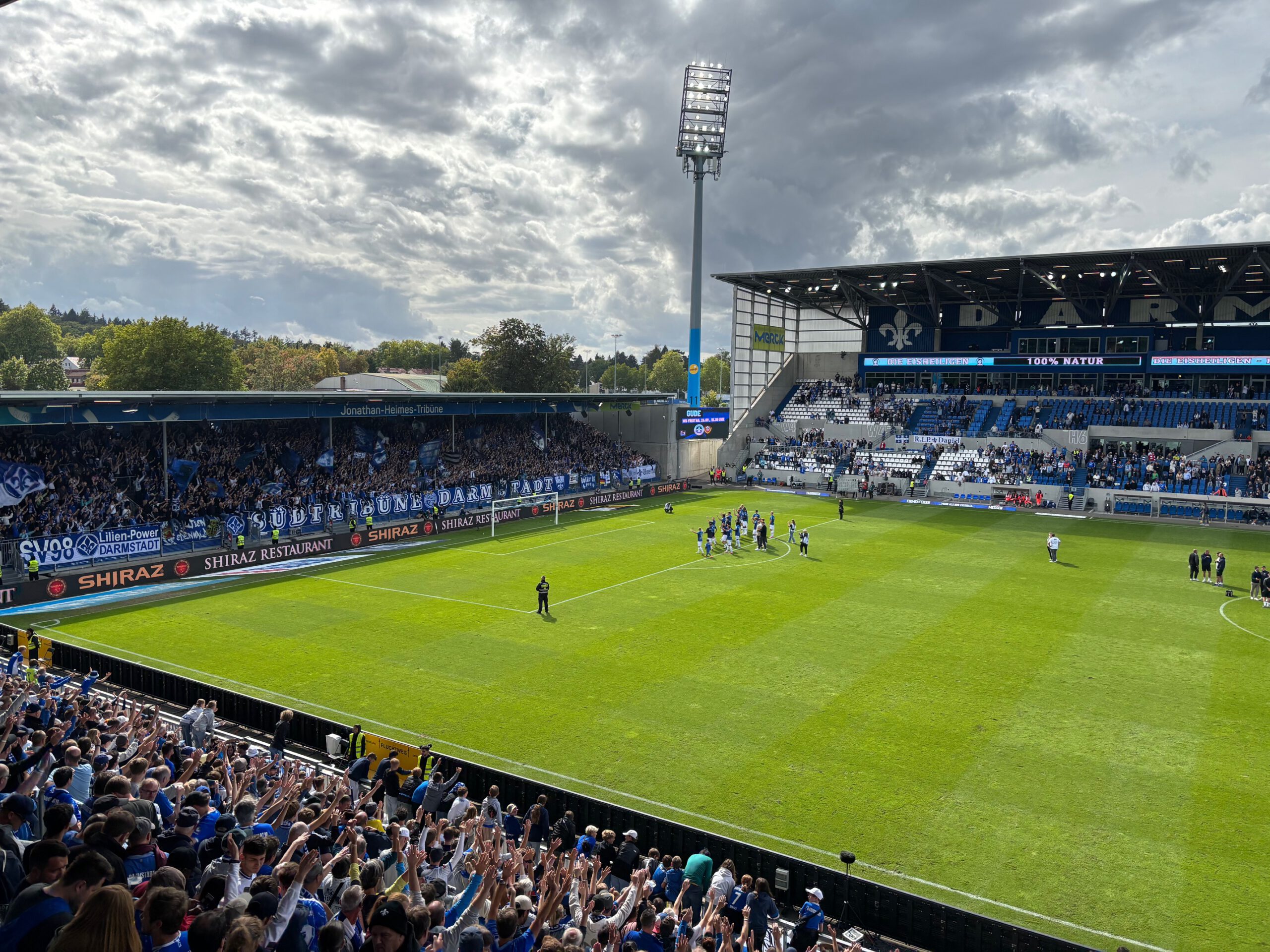 Die Mannschaft feiert mit der Süd nach dem Sieg gegen Braunschweig